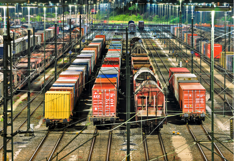 Rangierbahnhof mit vielen verschiedenfarbigen Güterzugwaggons