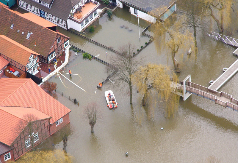 eine Stadt mit Fachwerkhäusern ist durch Hochwasser überschwemmt