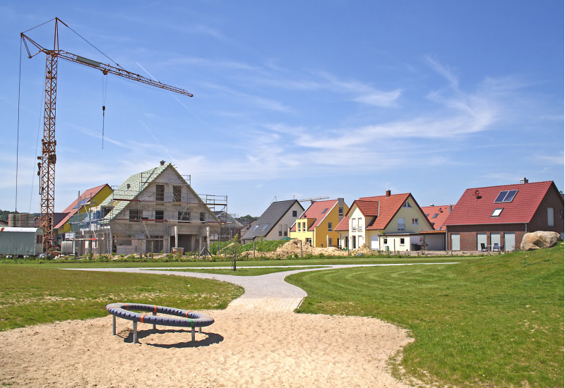 Neubaugebiet mit Einfamilienhäusern „auf der grünen Wiese“ 