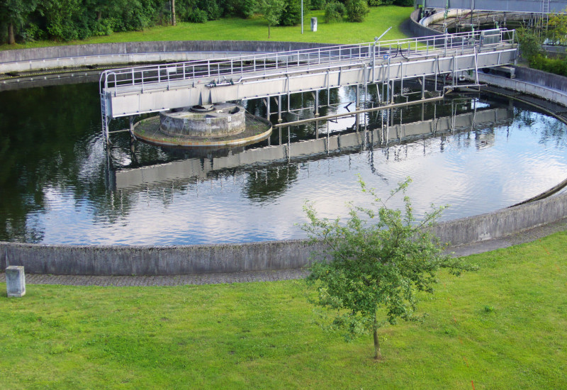 rundes Außenbecken einer Kläranlage