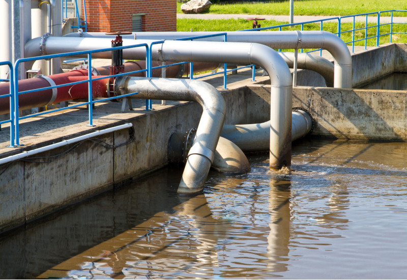 braunes Wasser in einem Becken einer Kläranlage
