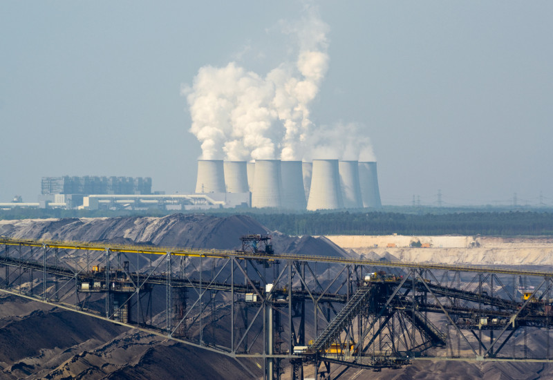 Braunkohletagebau und Kraftwerk mit dampfenden Kühltürmen