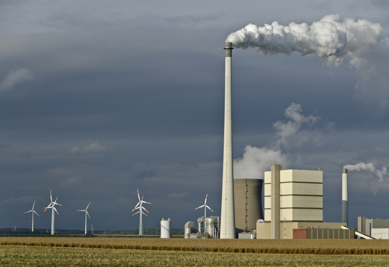 Windkraftanlagen und konventionelles Kraftwerk