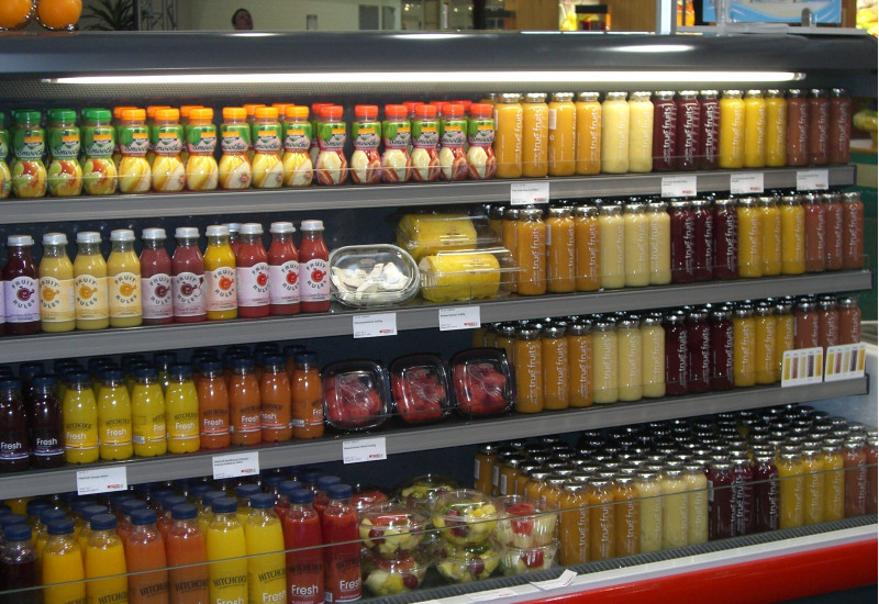 Kühltheke mit Getränken und Obstsalaten