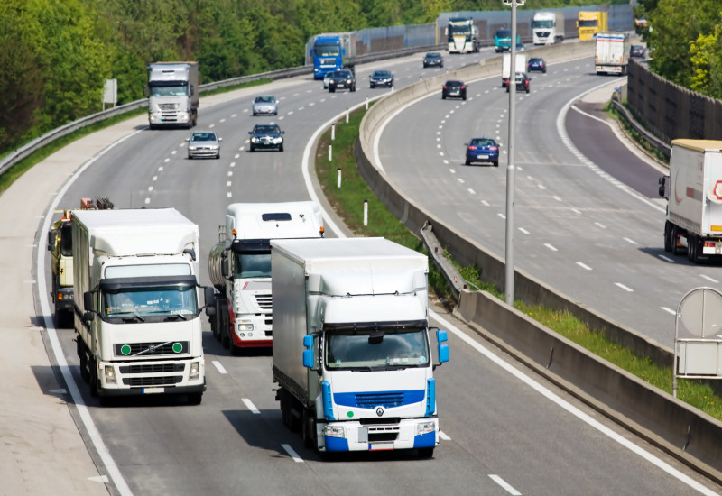 LKws auf einer Autobahn