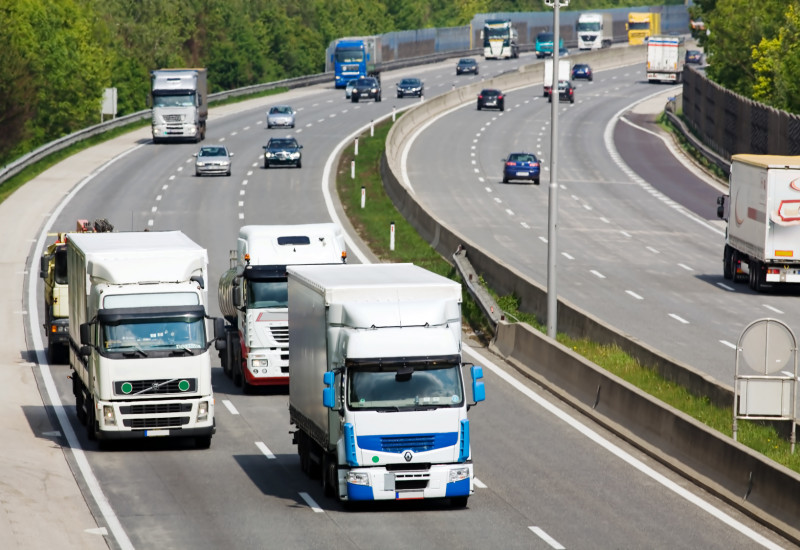 Lkws auf einer Autobahn