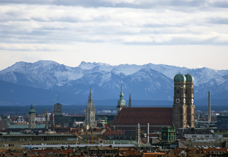 Münchner Innenstadt, im Hintergrund die schneebedeckten Berge der Alpen