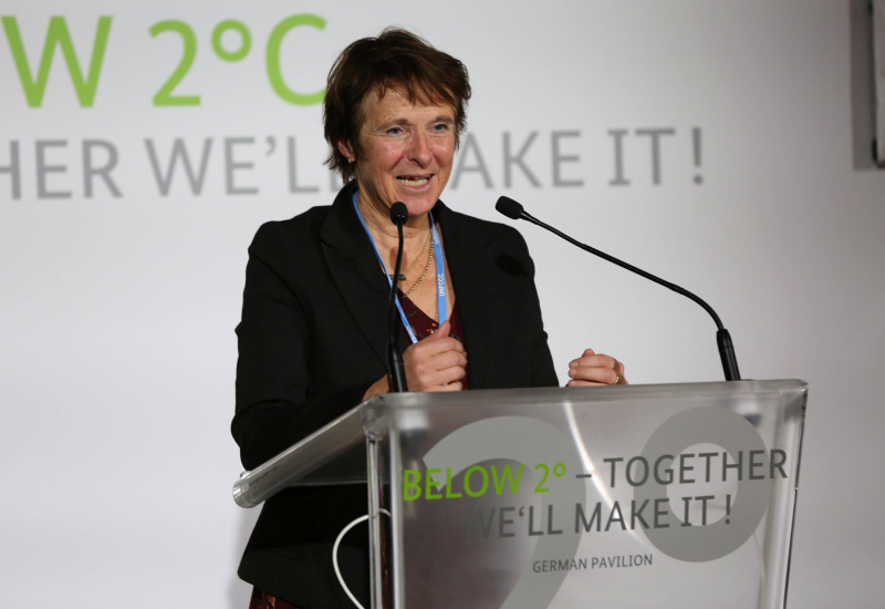 Maria Krautzberger spricht an einem Rednerpult. Auf diesem steht: Below 2°C - Together we´ll make it! German Pavillon
