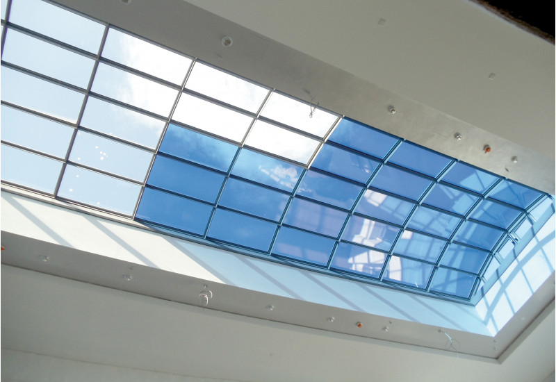großes Dachflächenfenster aus vielen verschiedenen Glasflächen, einige sind durchsichtig, andere bläulich
