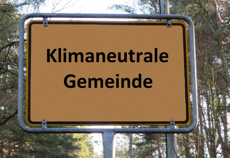 auf einem Ortsschild steht "Klimaneutrale Gemeinde"