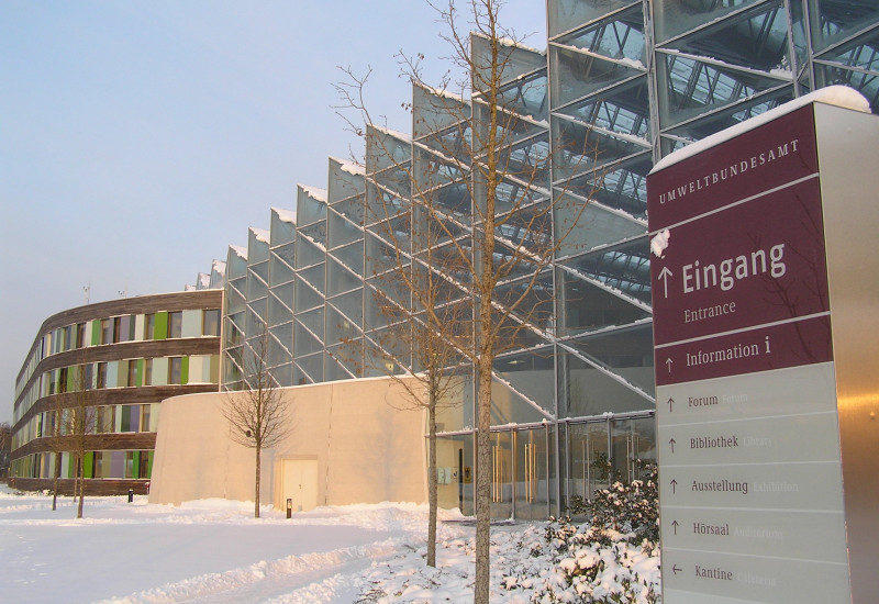 Das moderne UBA-Gebäude mit der Fassade aus Holz und Glas winterlich verschneit