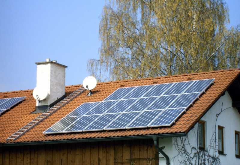 Wohnhaus mit Photovoltaikanlage auf dem Dach