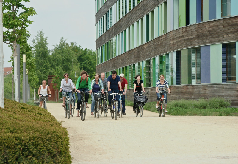 fröhliche Fahrradfahrerinnen und Fahrradfahrer vor dem UBA Dessau