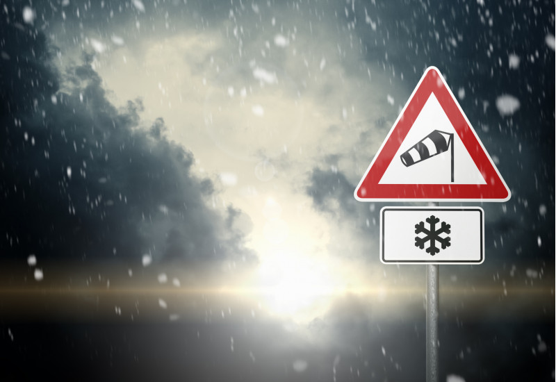 Verkehrsschild warnt vor Schnee- und Sturmgefahr