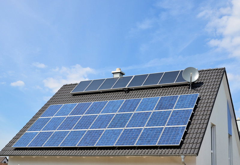 Einfamilienhaus mit Solarpanels auf dem Dach