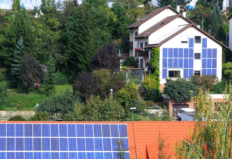 Siedlung mit Solarzellen auf Dächern und an Fassaden