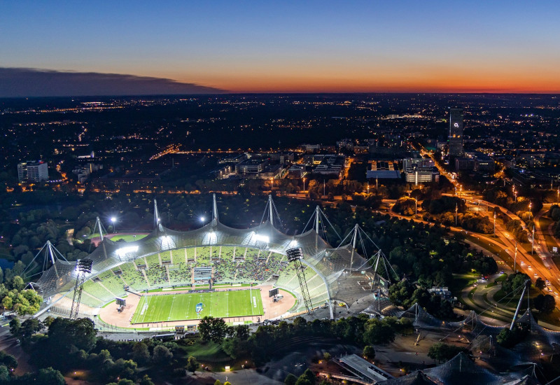 beleuchtetes Sportstadion nachts in einer Stadt