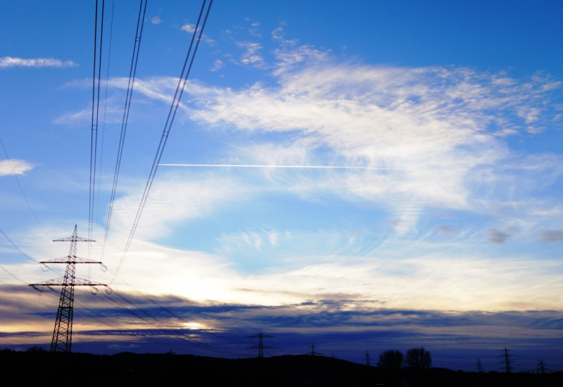 Stromtrasse in der Abenddämmerung