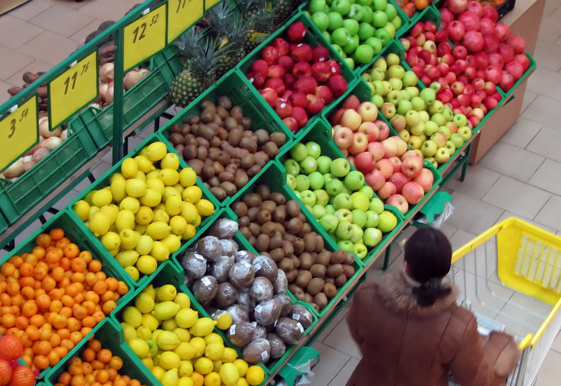 Frau im Supermarkt beim Obstregal