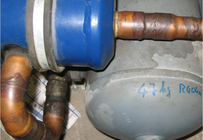 Teil einer Kälteanlage, zu sehen ist ein Gasbehälter und Rohre