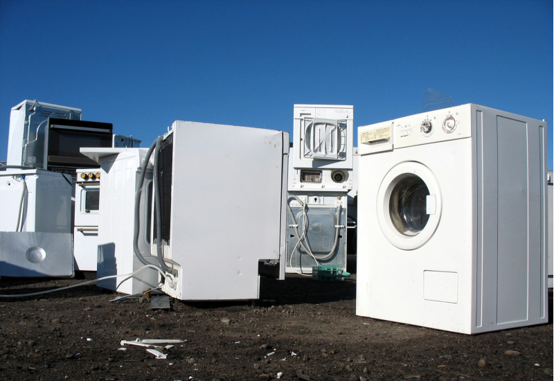 Elektrogeräte wie Waschmaschinen und Herd auf einem Recyclinghof
