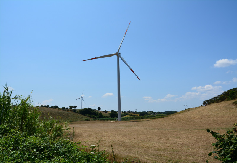 Windkraftanlagen in einer hügeligen Landschaft