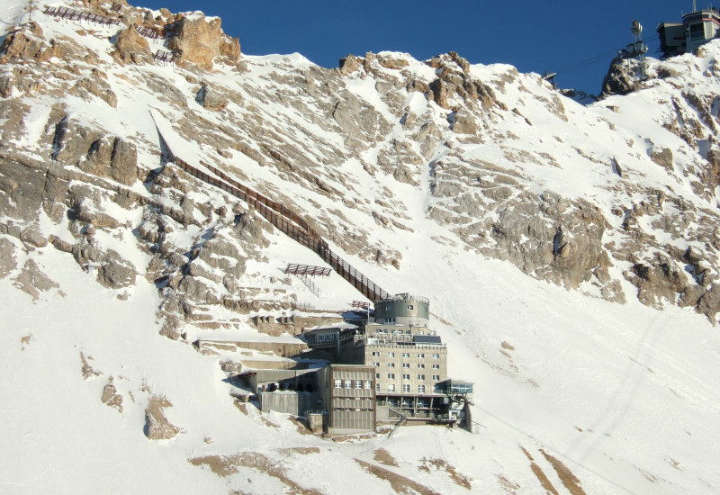 Messstationsgebäude an einem schneebedeckten Berghang