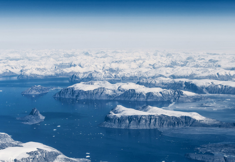 Eisbedeckte Berglandschaft auf Grönland