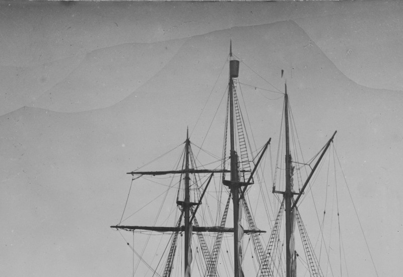 Schwarz weiß Bild des Forschungsschiffes Fram im Eis