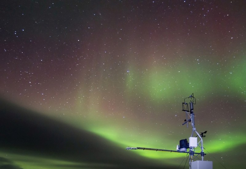 Abgelegene meteorologische Messstation mit Polarlichtern