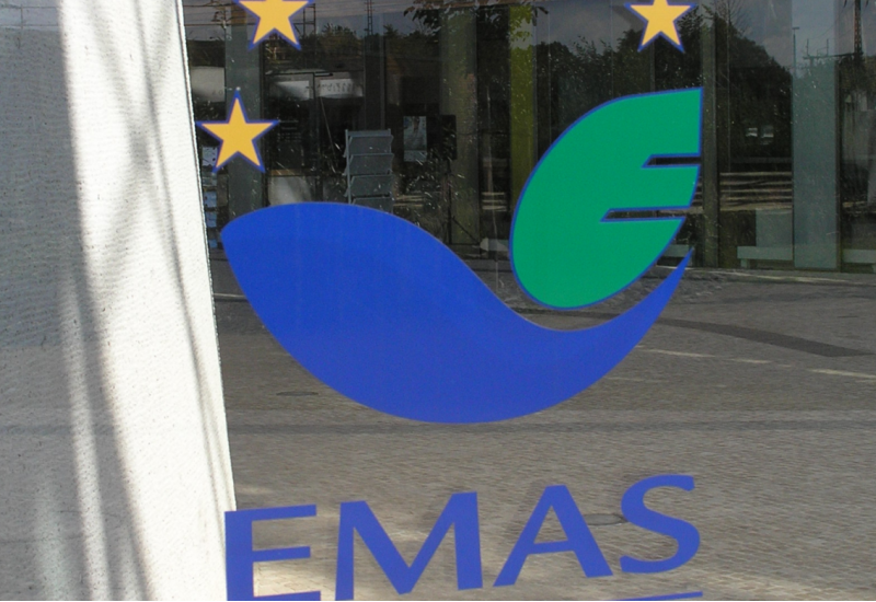 EMAS-Logo auf der Eingangstür des UBA-Dienstgebäudes in Dessau-Roßlau