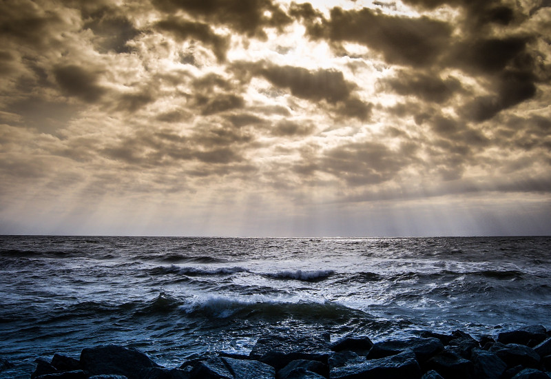 Blick auf die Ostsee, dramatischer Wolkenbildung mit durchscheinenden Sonnenstrahlen 