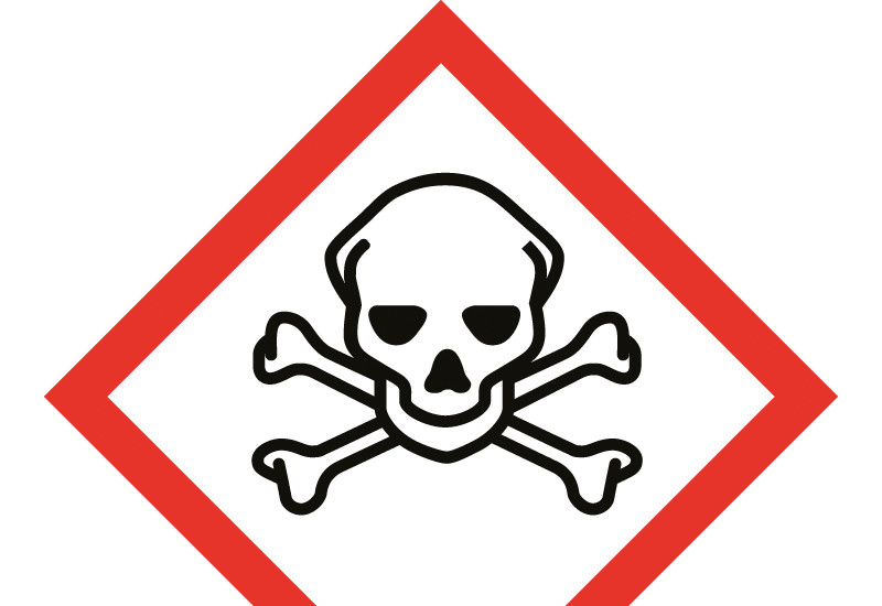 Rechteck mit Totenkopf dient als Gefahrenpiktogramm für Chemikalien
