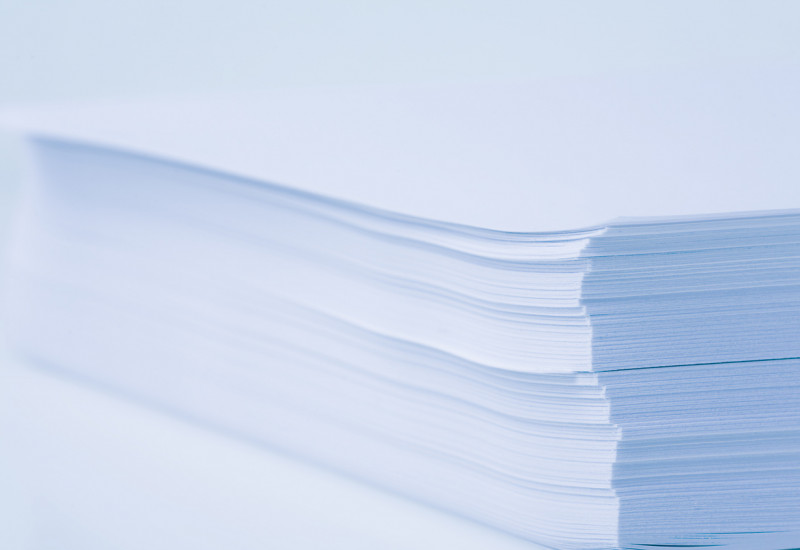 Ein Stapel weißes, unbeschriebenes Kopierpapier vor weißem Hintergrund