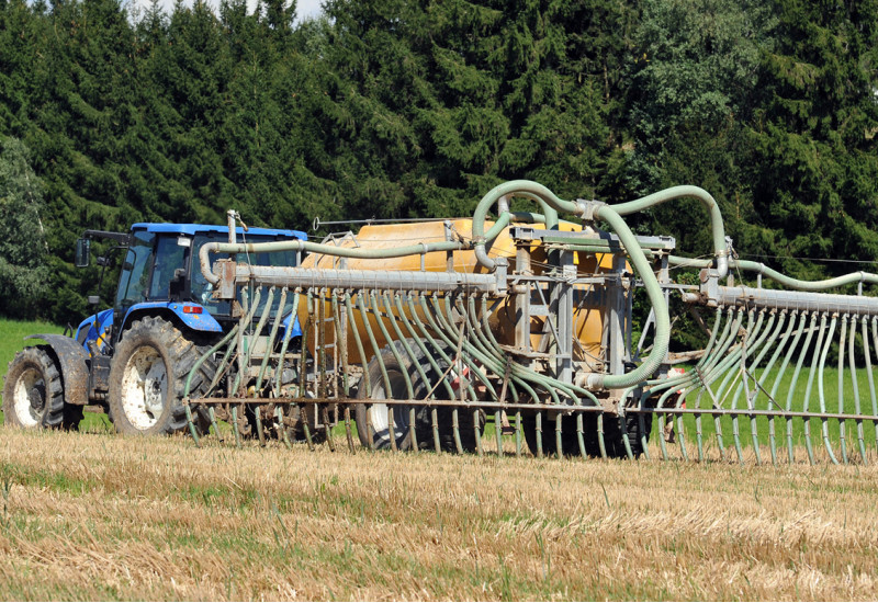 Drag hoses spreading slurry directly onto the field.