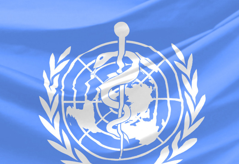 Flagge der Weltgesundheitsorganisation mit Schlange und Äskulapstab auf blauem Hintergrund