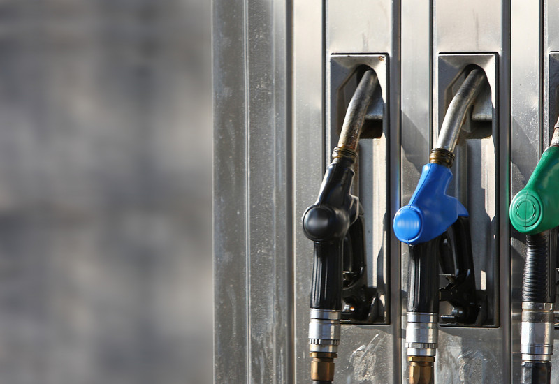 Zapfsäule einer Tankstelle mit drei Benzinzapfhähnen