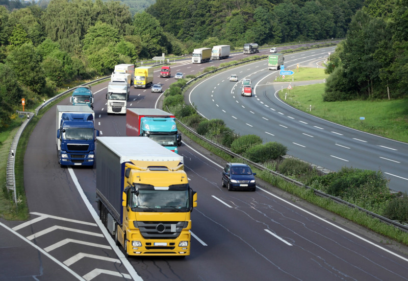 LKW und Pkw auf der Autobahn