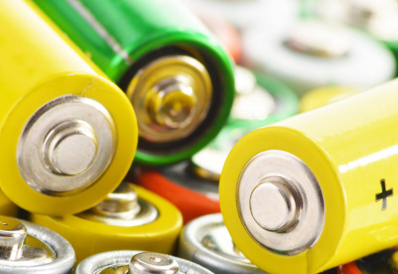 Gelbe, grüne und rote Batterien liegen durcheinander