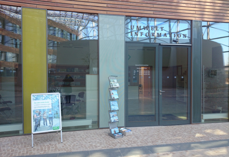 Blick auf Bürgerinformation und Bibliothek im UBA-Gebäude Dessau-Roßlau