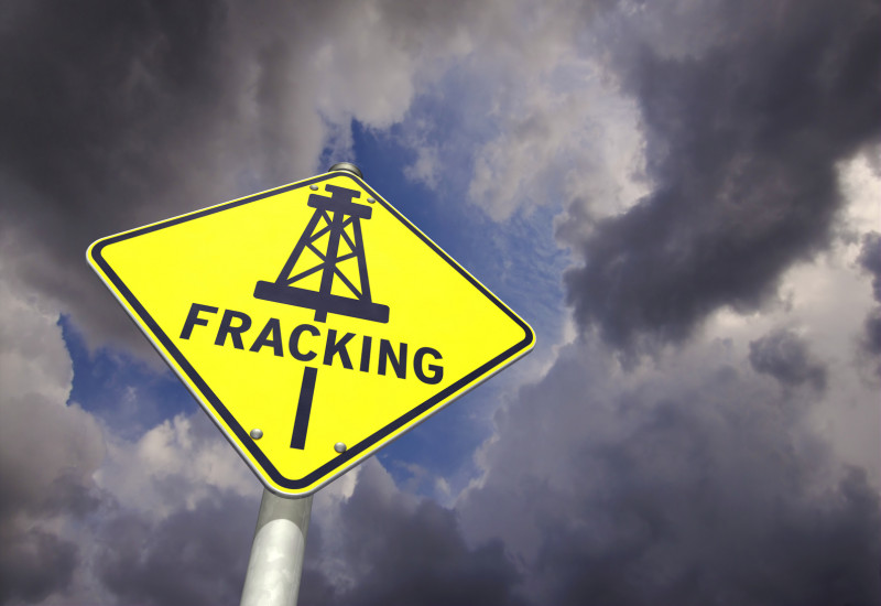 gelbes Schild mit Wort "Fracking"