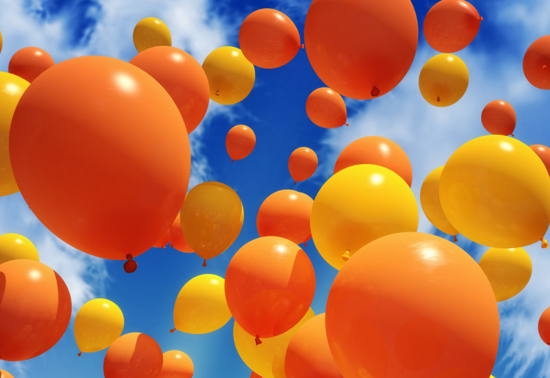 Gelbe und orange Luftballons
