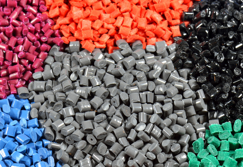 nach Farben sortiertes Plastikgranulat