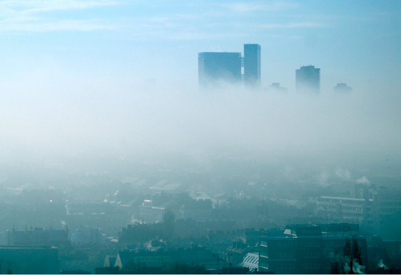 Stadtpanorama mit Smogschicht