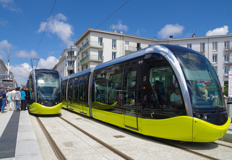 Straßenbahnen an der Haltestelle