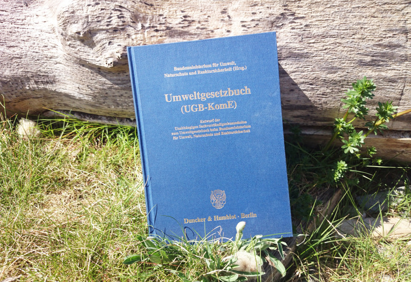 Das Umweltgesetzbuch im Gras