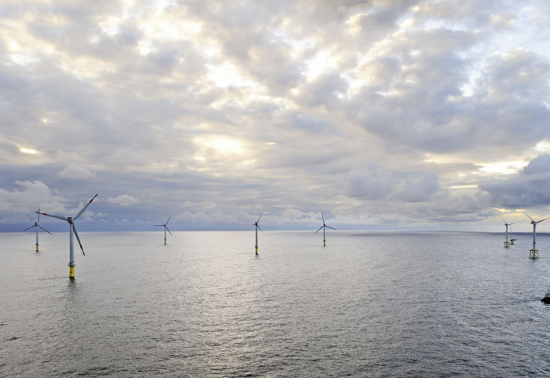 Windpark-Baustelle im Meer 