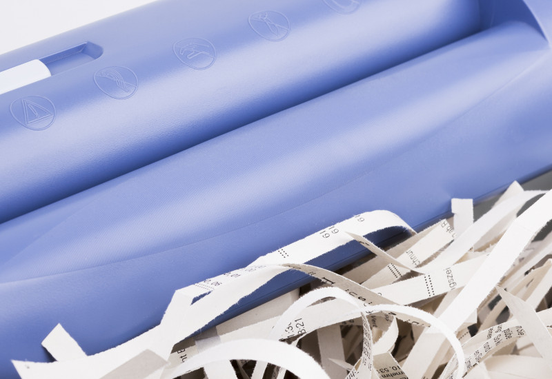 Aktenvernichter mit zerkleinertem Papier