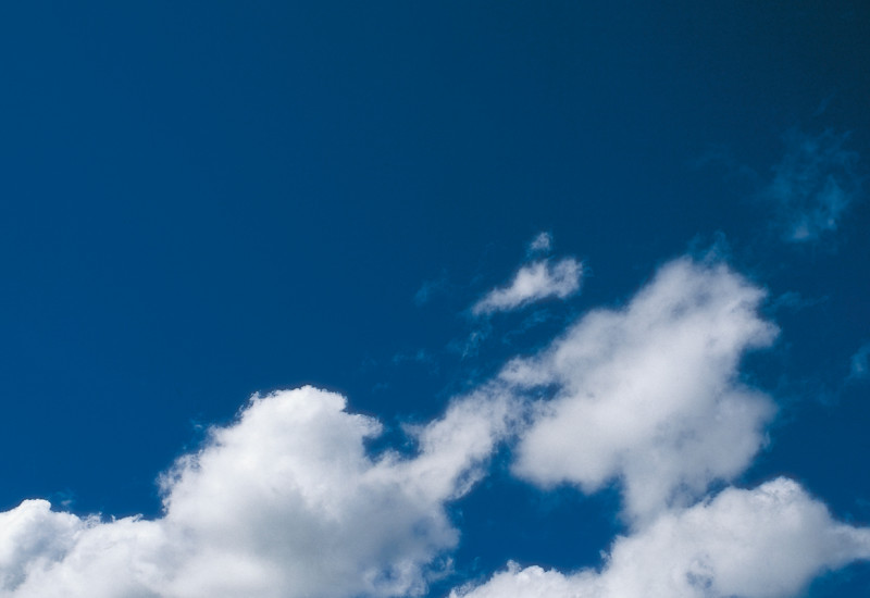 Blauer Himmel mit Wolken in der Mitte