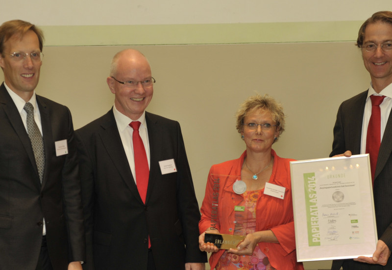 Veranstalter und Partner des Wettbewerbs "Papieratlas 2014" während der Auszeichnung der Stadt Erlangen